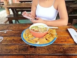 LA CHICA DE TINDER ACEPTA IR A COMER Y DESPUES DE LA COMIDA VIENE LA FOLLADA HASTA EYACULAR