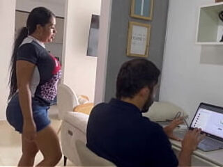 MUCAMA CACHONDA Y PUTA SE FOLLA A SU JEFE MIENTRAS LA ESPOSA ESTA DE COMPRAS