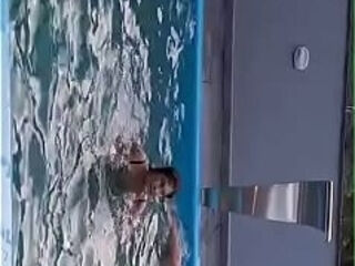 Ruiva brinca na piscina chupando um pau at&eacute_ levar gozada