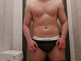 Muskul&ouml_ser Deutscher Daddy wichst fetten Schwanz in &ouml_ffentlicher Toilette - PhantomGentX