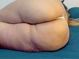 Prohibido: joven Yerno Acaricia Culo Enorme de Suegra Latina en Tanga