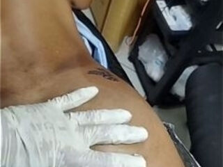 Tatuando a bunda mais gostosa do dia