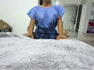 Fui donde la doctora por un dolor de rodilla y me agarro la polla
