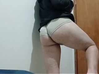 Mostrando a minha bunda grande na internet em troca de um Celular