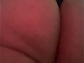 Bumbum branquinho andando na garagem