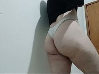Bunda Gostosa so de Calcinha rebolando e mostrando o cuzinho gostoso