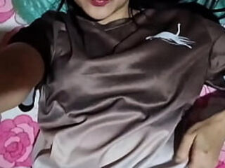 Hermosa latina natural tiene orgasmo tras orgasmo en el sof&aacute_ ( CASERO REAL)