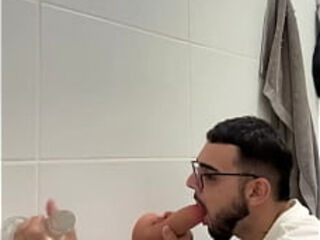 Metendo dildo grosso no rabao