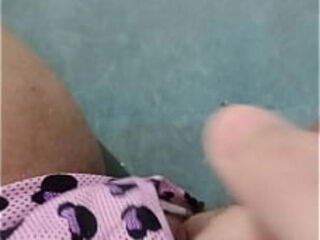 POV: BUCETUDA NOVINHA TOCANDO SUA BUCETA GRANDE E CARNUDA COM SHORTINHO DA MINNIE GEME GOSTOSO ENQUANTO SE DEDA COM MUITO TES&Atilde_O