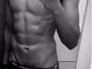 MC Gtea exibindo seu corpo perfeito no insta