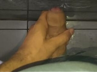 Punheta gostosa do corno no banheiro p&uacute_blico