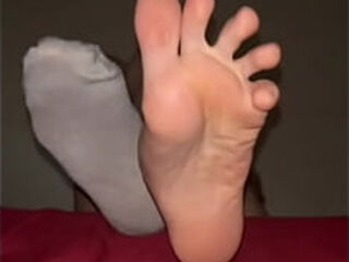 Horny Arab Hijab Spreads Her Toes &amp_ Shows Off Her Soft Muslim Soles in Tight Foot Tease