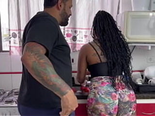 lavando a lou&ccedil_a e ele me deu pau na minha bucetinha para eu relaxar.