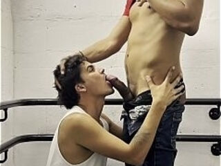 Macho hetero fudendo novinho na escada do predio