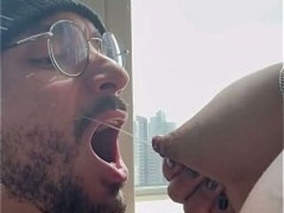 A Safada com leite nos peitos adora ser chupada por um macho que beba seu leite materno