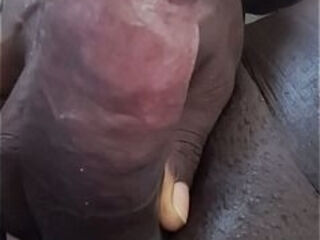 A cabe&ccedil_a do pau do neg&atilde_o enorme e o corpo querendo explodir de tanto tes&atilde_o