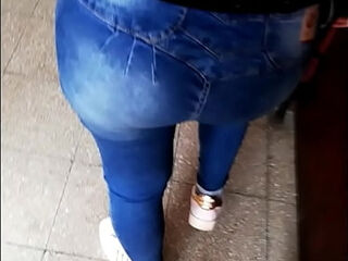 Morra culona en rico jean ajustado