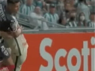 Jugador de F&uacute_tbol impresiona jugando con el miembro por fuera