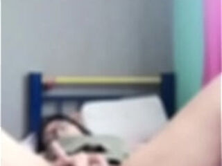 VIDEOLLAMADA. Mi cu&ntilde_ada y yo nos masturbanos por videollamada a escondidas. CASI NOS CACHAN