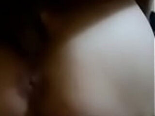 Dandole duro frente a su esposo