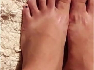 Pies de mi novia en la cama