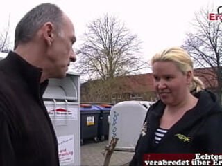 Notgeiler deutscher Opa fragt Hausfrau auf Stra&szlig_e nach sex