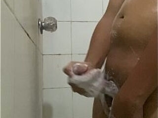 Me masturbo mientras me ba&ntilde_o