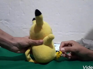 Pikachu tra&ccedil_ando a vara no pichu , com jogo de futebol de fundo