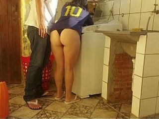 Dona de casa casada paga t&eacute_cnico de m&aacute_quina de lavar com a bucetinha