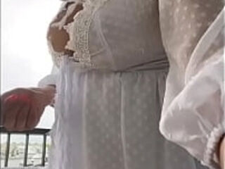 latina en babydoll blanco