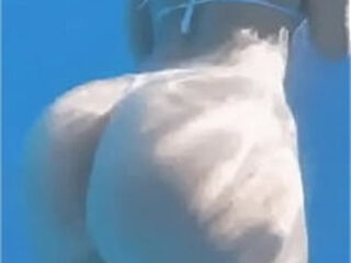 Big ass in the pool
