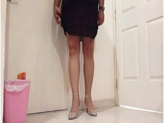 Vania en tacones y falda, ense&ntilde_a las nalgas
