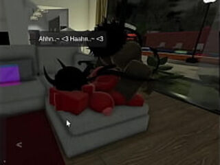 Puta diabla recibe enorme vergon de un negro dotado sobre un sofa hasta venirse