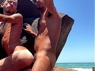 Tava t&atilde_o gostoso foder a rabeta do Rafinha que nem percebi que tinha gente olhando e que quase fomos pegos no flagra fazendo amor intenso n