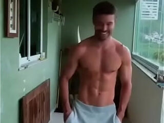 Ator com o penis balancando na roupa