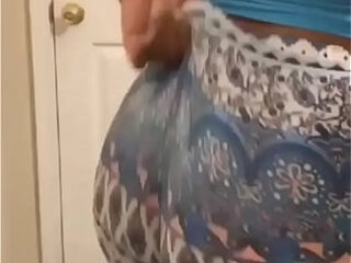 Big booty Ebony milf twerk