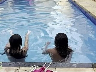 Quando minha amiga me chama pra fuder na piscina eu n&atilde_o resisto