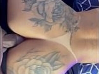 Comendo o cu da morena tatuada primeiro anal da novinha de quatro