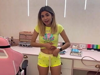 Puta safada mostrando o corpo pra provocar uma punheta