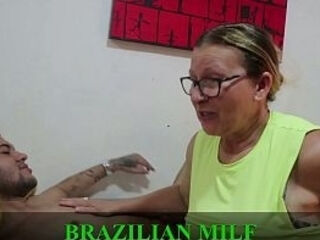 Novinho pagando o seu aluguel em troca teve que comer o cu da senhora dona da pens&atilde_o (VIDEO COMPLETO NO RED/SHEER)