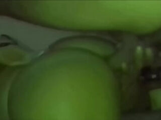 Faby una Milf emputcida, pide pija y la traga sometida y obediente como una puta. Grita de placer cuando recibe una intensa y generosa cogida por el c