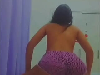 Rebolando na cama sem suti&atilde_