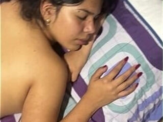 Ella quer&iacute_a dormir pero vio mi polla y se volvio loca