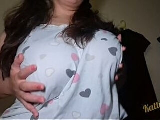 Katty Milk Juega y Sacude sus Enormes Tetas Naturales frente a la camara