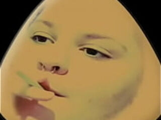 Pou fumante e gordo brincando com