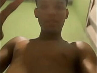 Garoto se exibindo