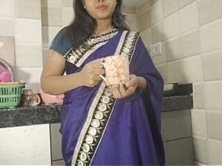 desi bhabhi kitchen me chai pi rahi thi tabhi uska padosi ne akar choda