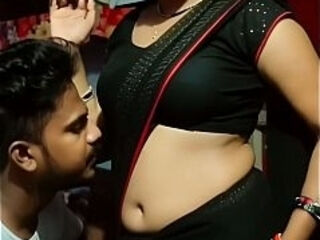 Desi BHABHI saree Navel romance