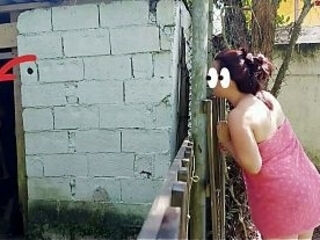 Chuveiro n&atilde_o funciona, mulher casada pede ajuda ao zelador da fazenda usando apenas uma toalha e paga com sexo