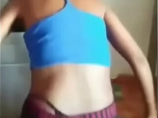 Morena sensual rebolando de fiodental